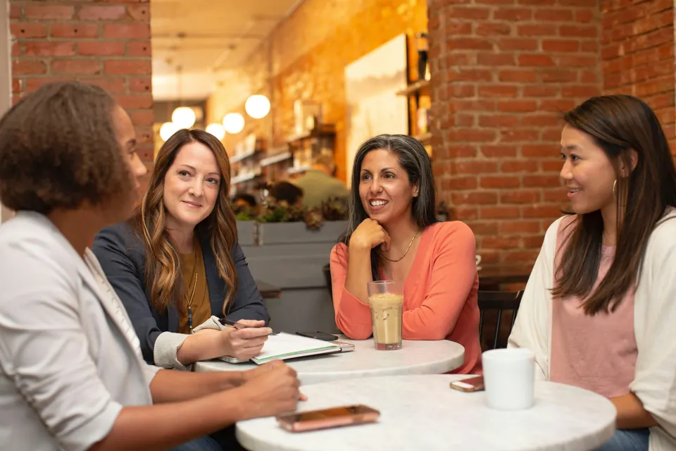 Profissionais conversando em ambiente de trabalho acolhedor