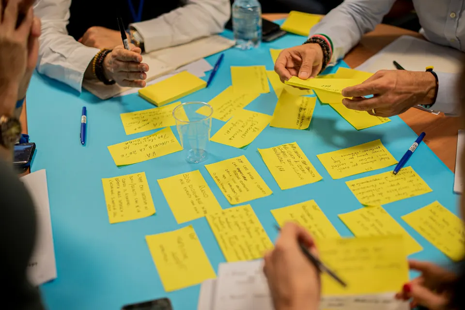 Equipe organizando informações de diagnóstico